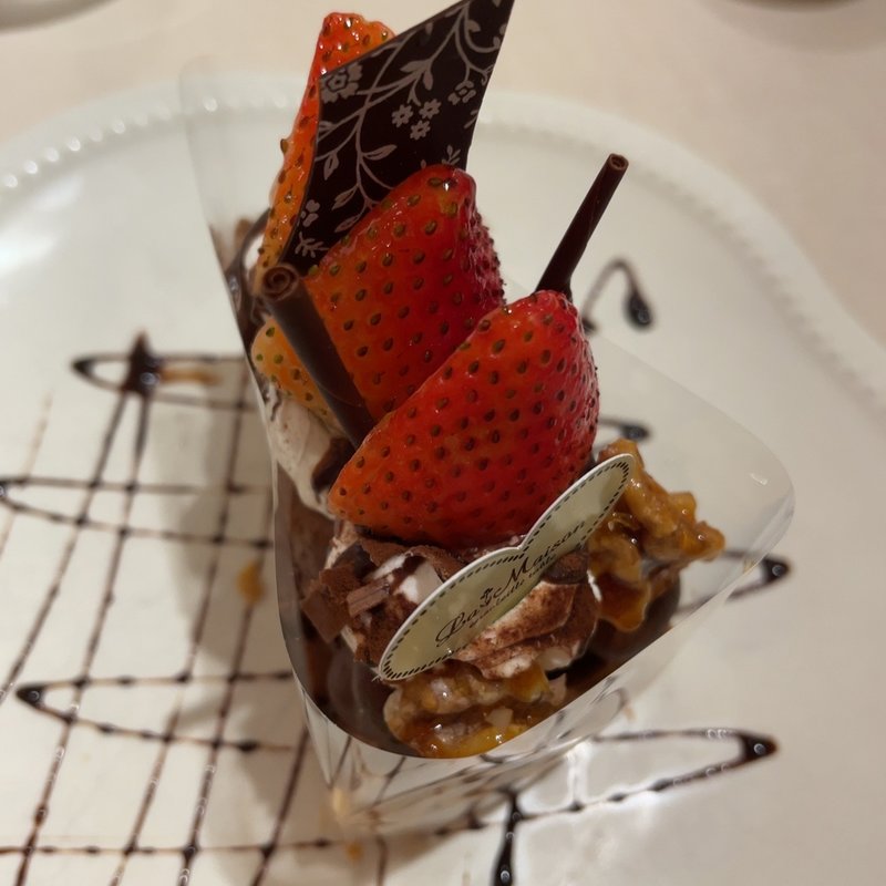 季節のイチゴと生チョコレートのタルト(ラ・メゾン アンソレイユターブル 玉川高島屋S・C店)