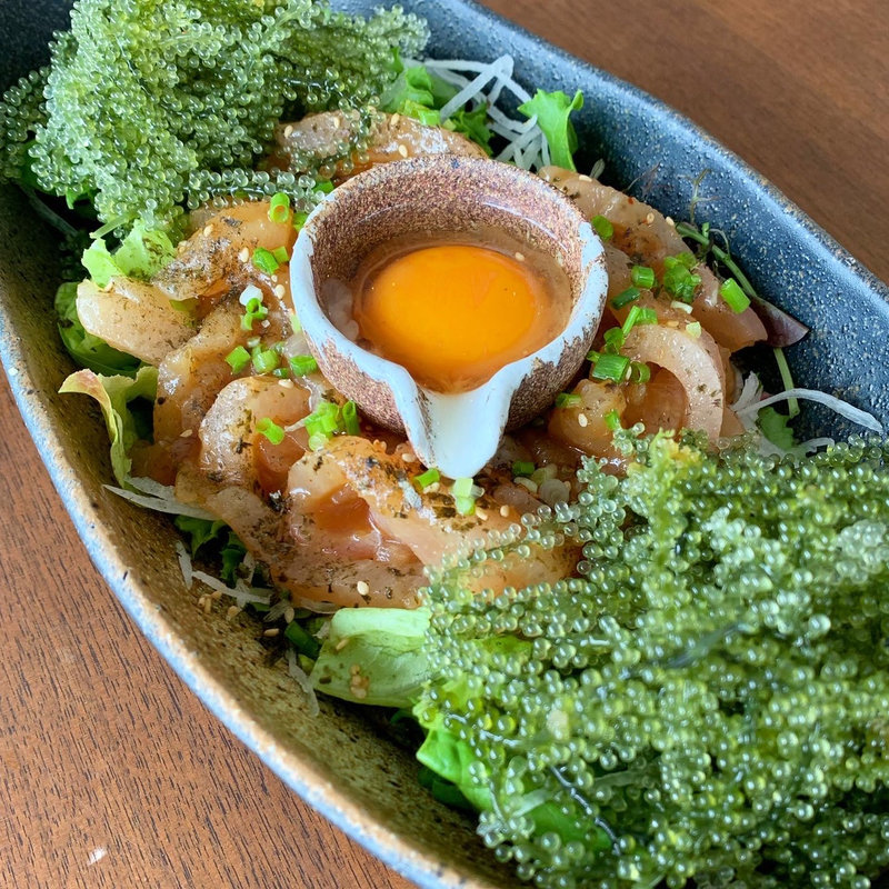 県産真カジキのユッケ風(うるま市民食堂)