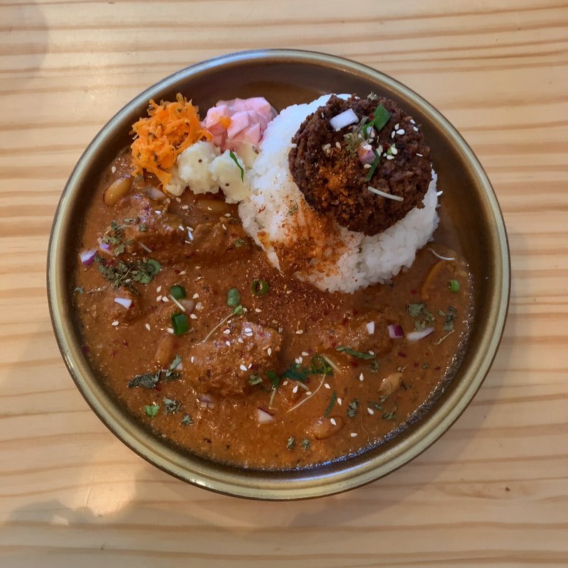 あいがけ（スパイシードライキーマカレー、ピーナッツチキンカレー、トッピング:スパイシー半熟ゆで玉子、ココナッツの揚げバナナ、2種豆のマスタードピクルス）(Curry&Spice HANAKO)