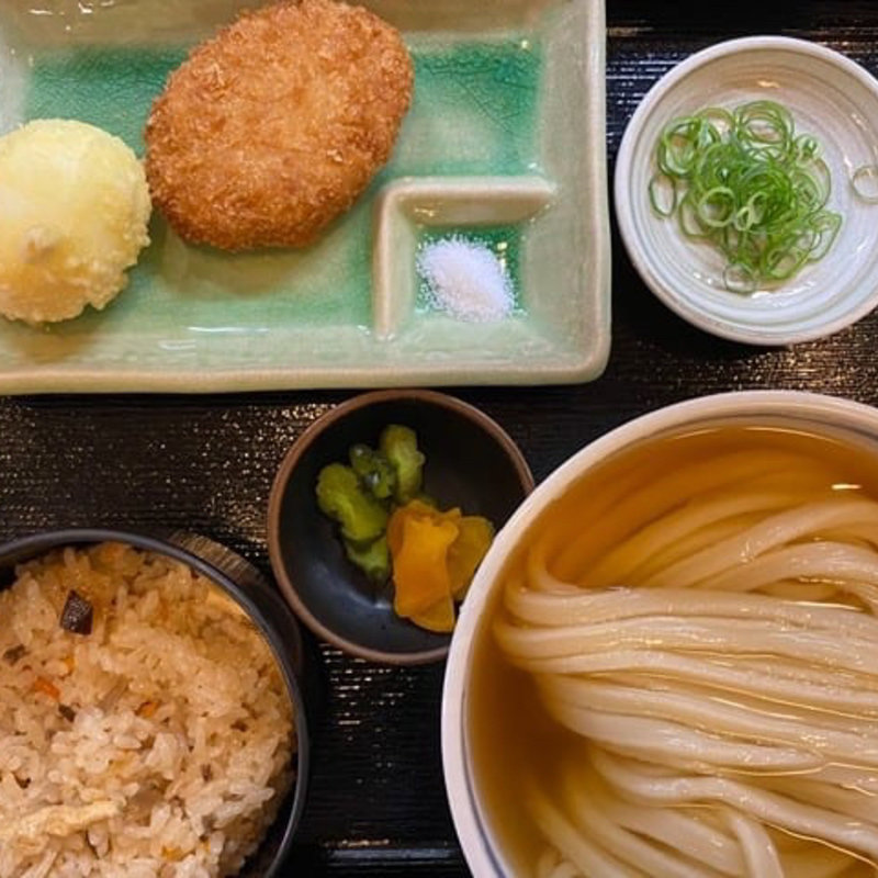 冷かけと天ぷら（コロッケ・半熟玉子の天ぷら）(うどん 蔵十 （くらじゅう）)
