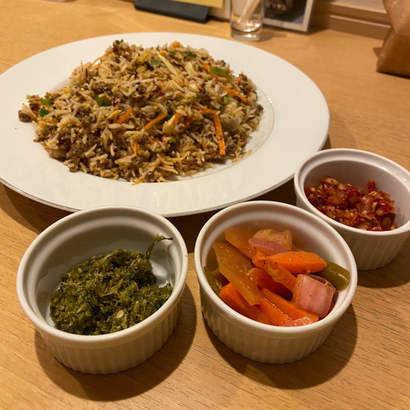 蝦夷鹿肉のフライドライスと初夏の付け合わせ(アラリヤランカ)