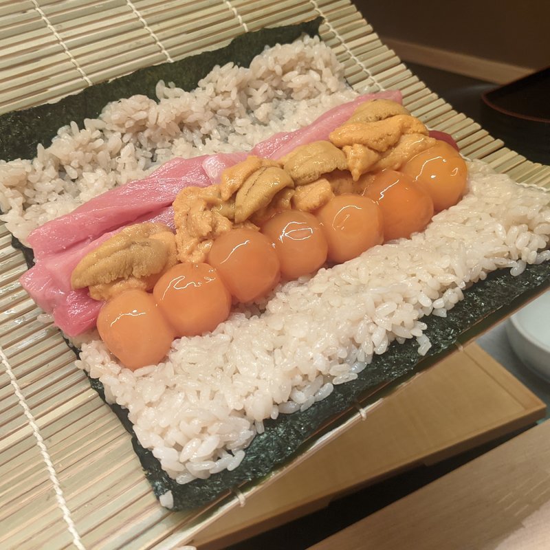 トロと卵黄の太巻き(鮨よしかわ 麻布十番)