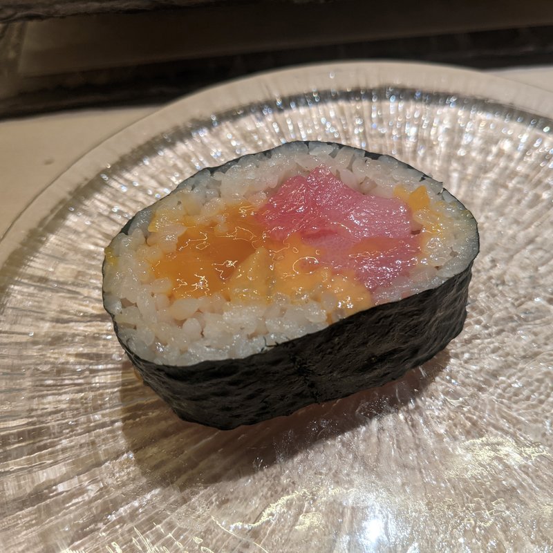 トロと卵黄の太巻き(鮨よしかわ 麻布十番)