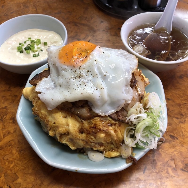 卵とチャーシューのせ炒飯＋目玉焼＋タルタル(かし亀)