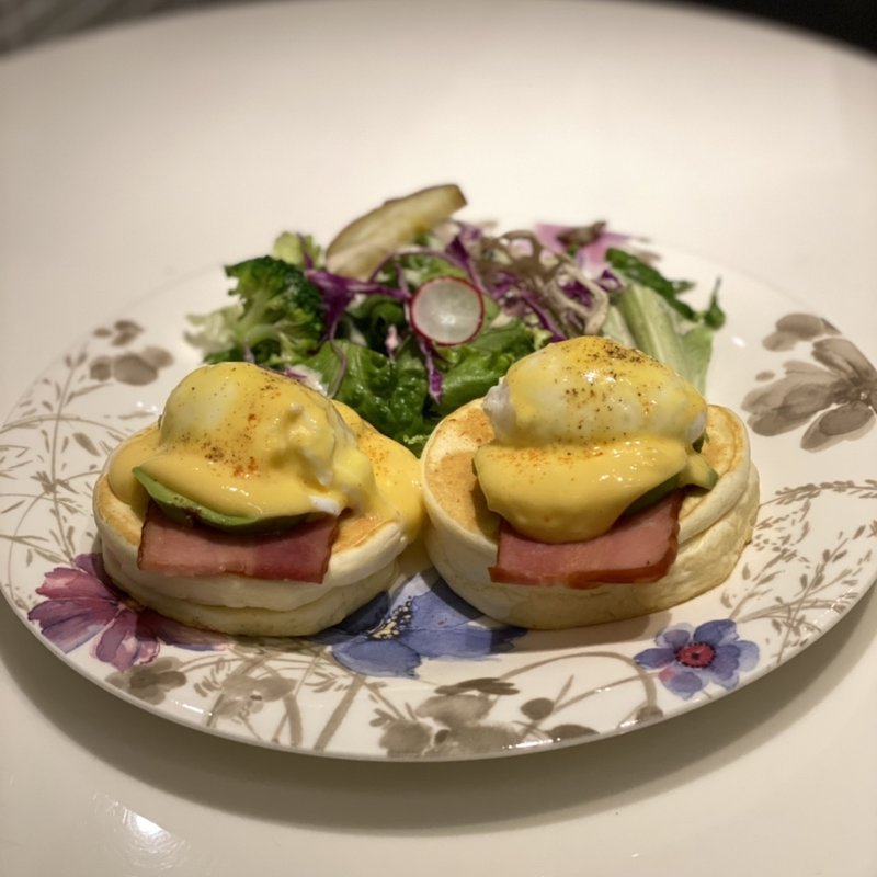 アボカドエッグベネディクト(ロカンダ )
