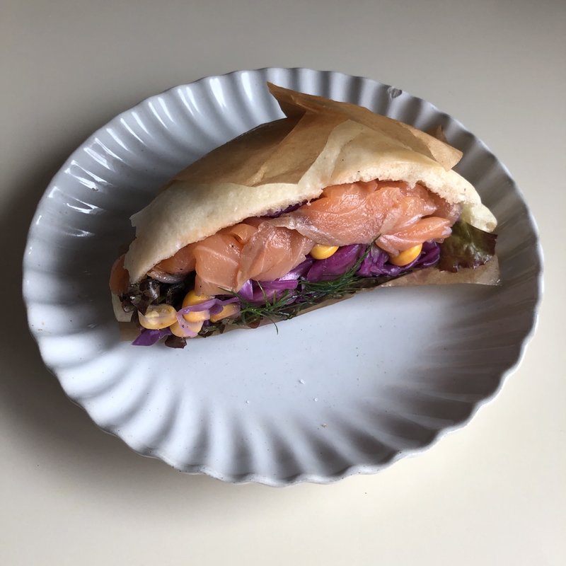 北海道コーンとサーモンのピタパン(THE STANDARD BAKERS FARM)