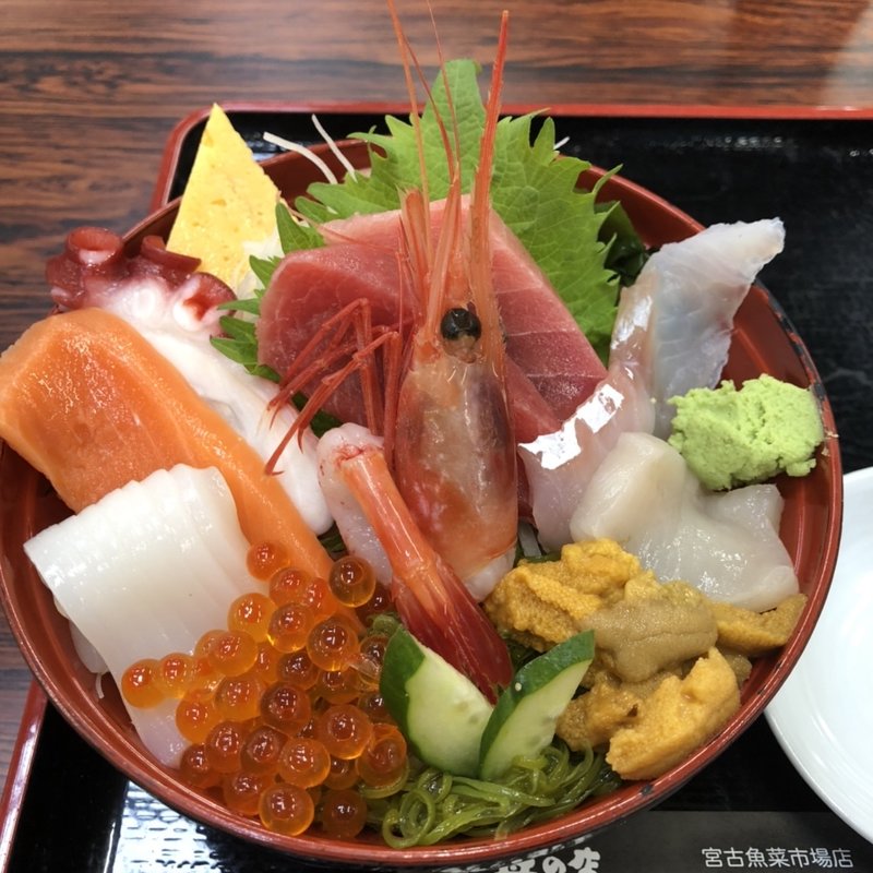 海鮮丼ウニ乗せ(宮古市魚菜市場)