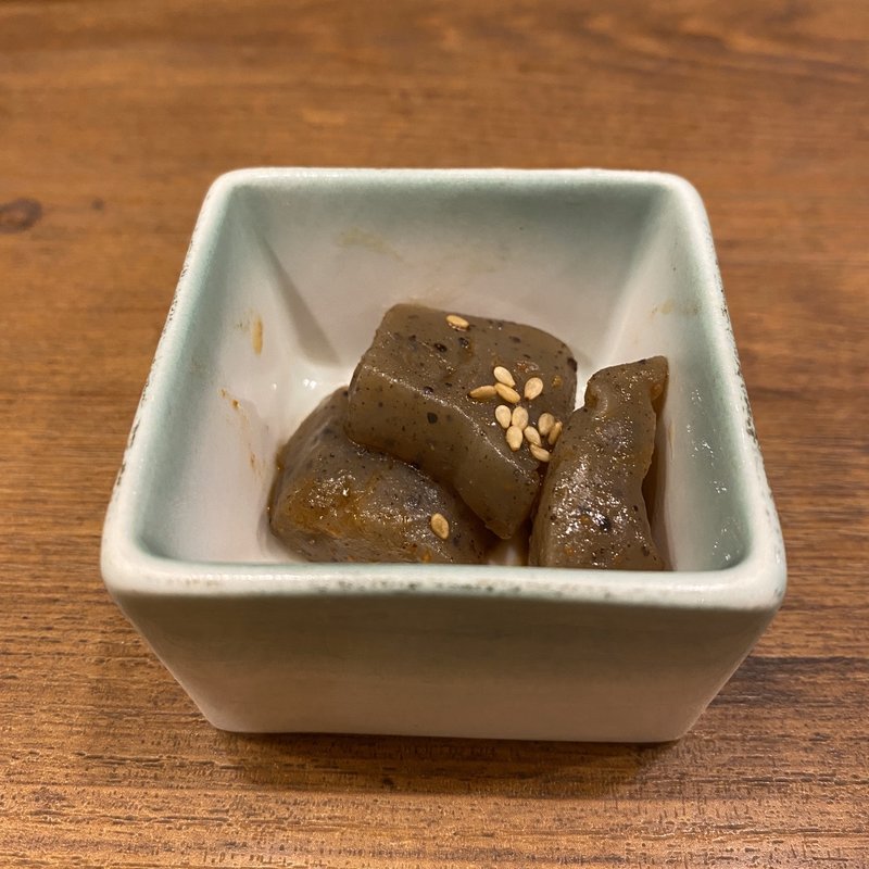 お通し(ピリ辛こんにゃく)(天下一和牛煮込み 串焼 おばんざい さんびょうし 名古屋伏見店)