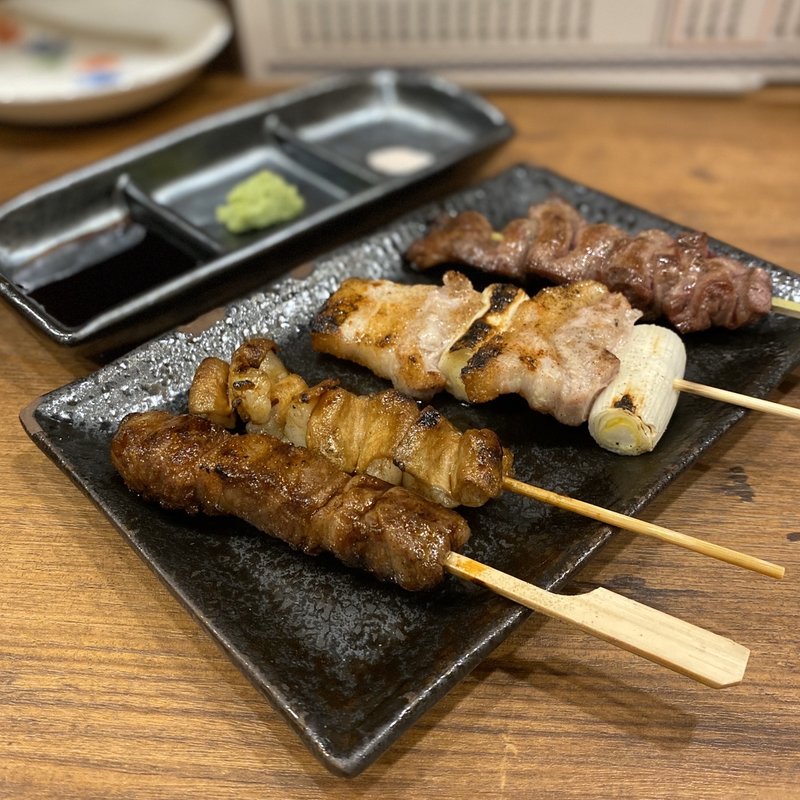 霜降り(カルビ)、ホルモン、ねぎま、たん(天下一和牛煮込み 串焼 おばんざい さんびょうし 名古屋伏見店)