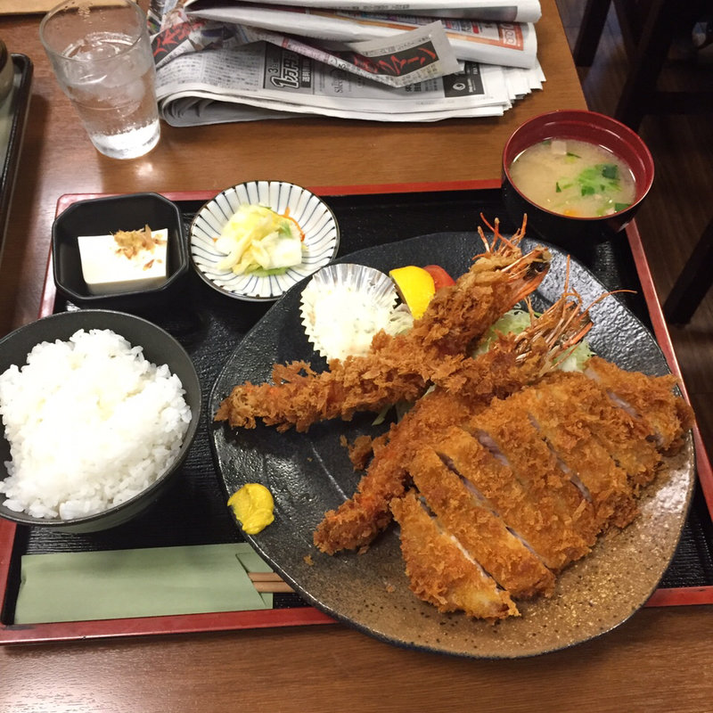 ロースかつと大海老フライ定食(豚珍館)