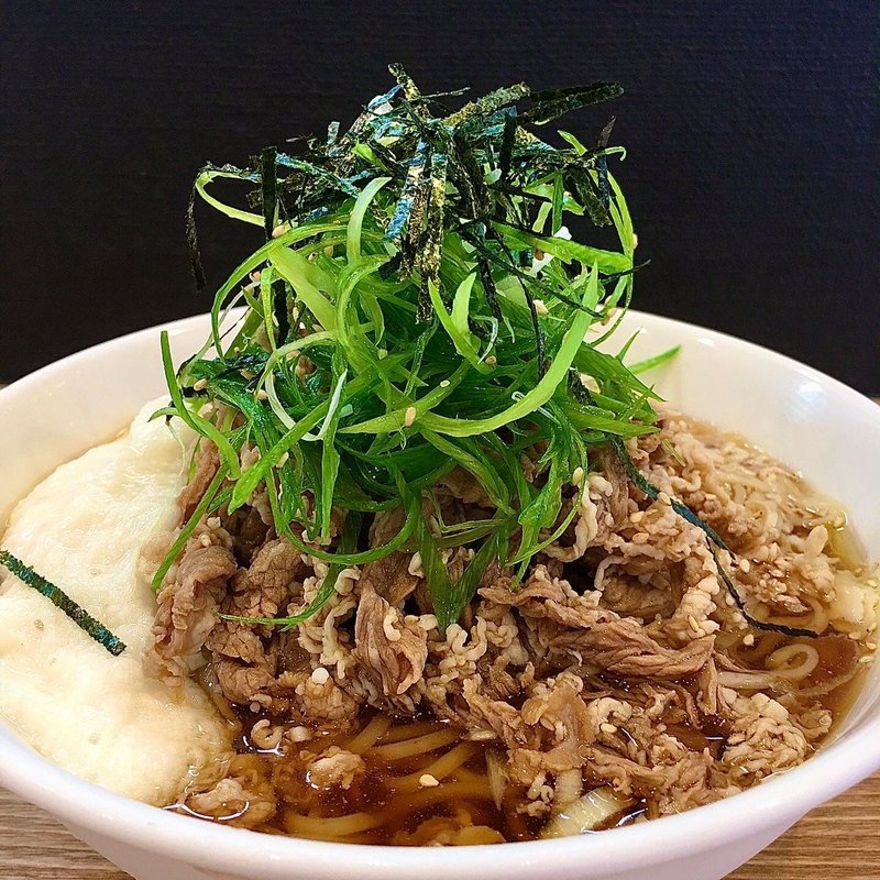 冷やし山かけ肉盛りそば (限定メニュー)(らぁ麺彩どり)