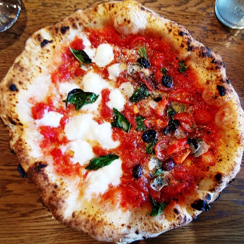 マルゲリータエクストラとスカルパリエッロのハーフ＆ハーフ(PIZZERIA SOGGIORNO ピッツェリア ソジョルノ)