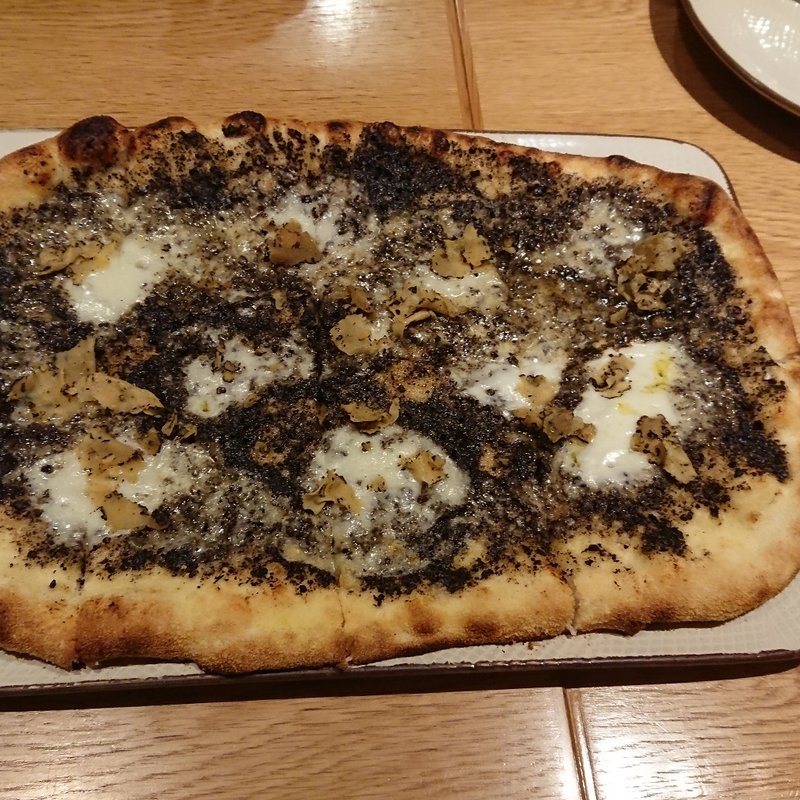 ピッツァ タルトゥーフォ(黒トリュフピッツァ)(オービカ モッツァレラバー 横浜店)