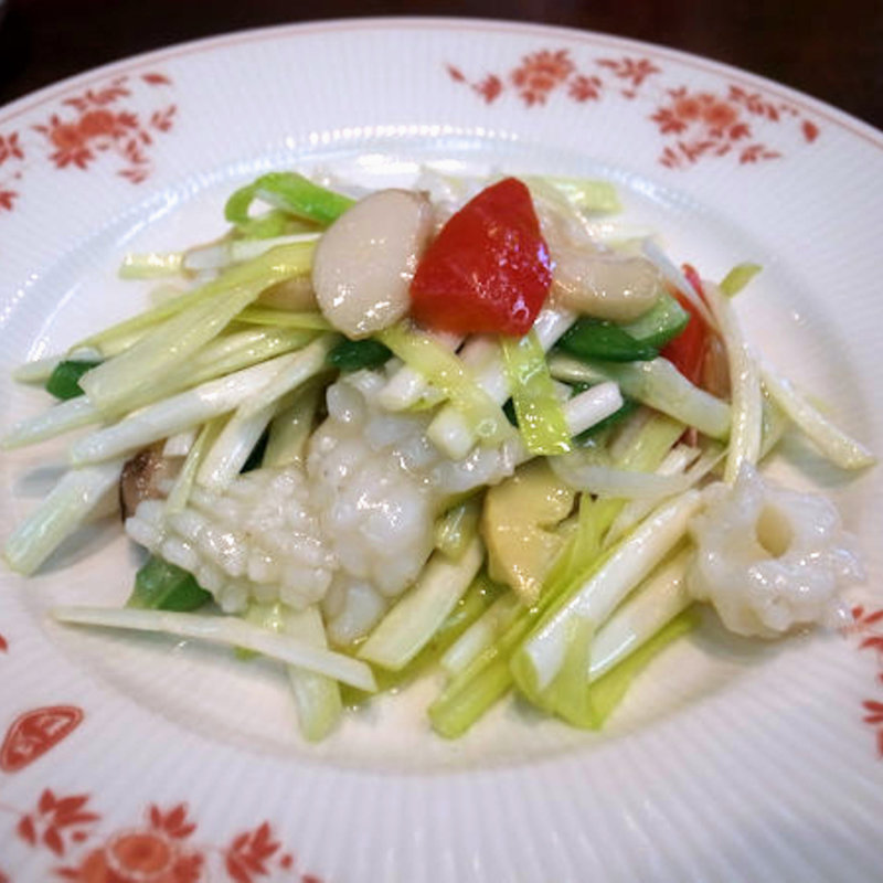 モンゴウイカと黄ニラの炒め（韮黄墨魷花）(四川料理 剣閣)