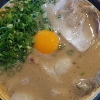 生卵入りラーメン(麺家ぶらっくぴっぐ )