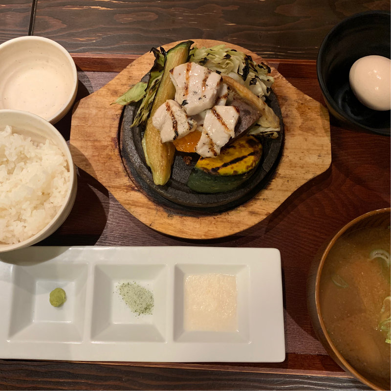 カジキマグロと野菜の石焼き定食(農家の台所)