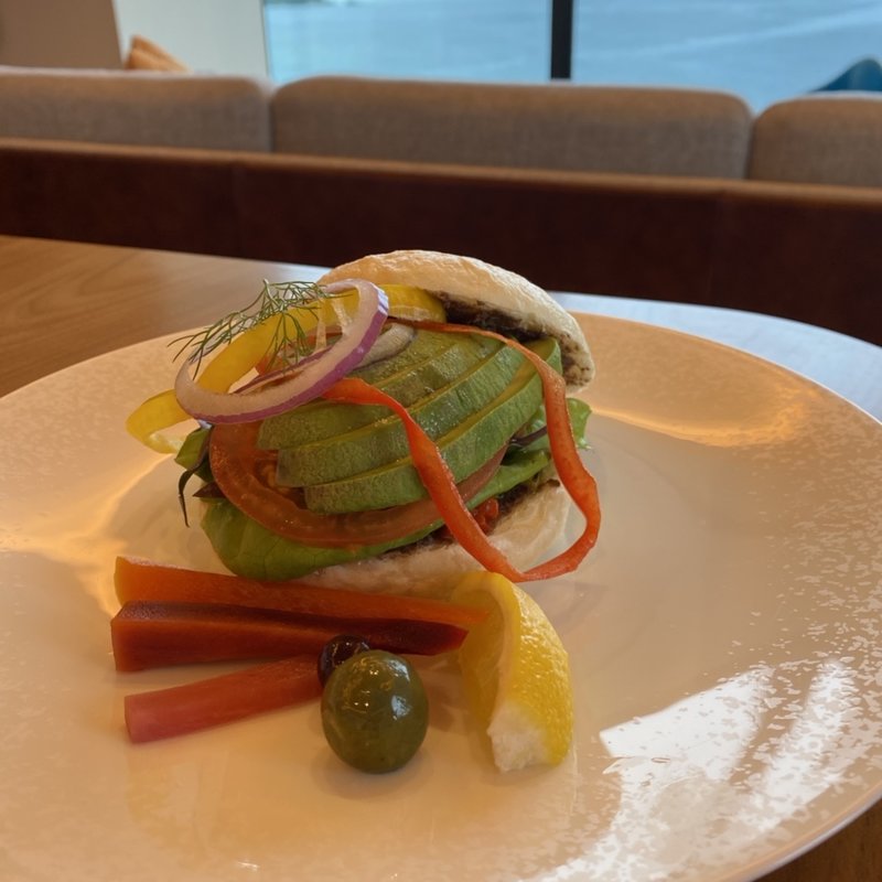 アヴォカドと完熟トマトとハンダマのベーグルサンドウィッチ黒オリーブソース(ハレクラニ沖縄　インルームダイニング)