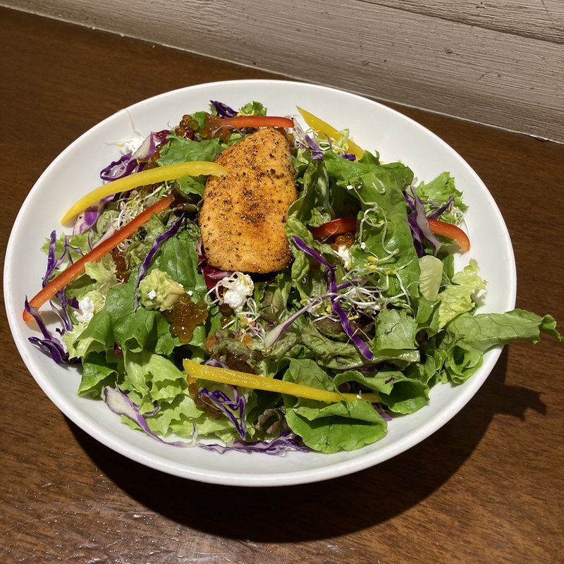 スパイシーサーモンといくらのサラダ(MOKUOLA -shinjuku lumine est- モクオラ -ルミネエスト-)