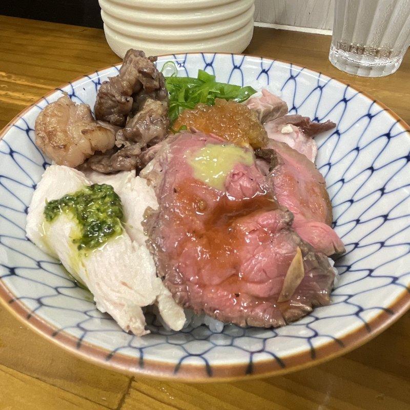 お肉4種盛り丼(ラーメン専科 竹末食堂)