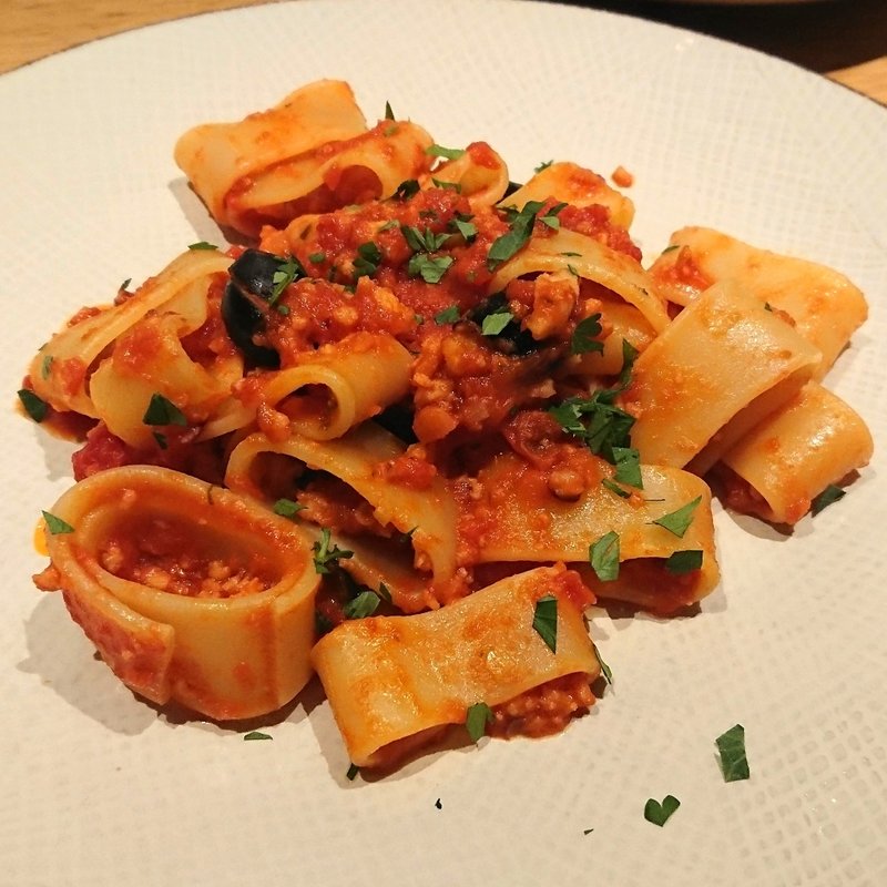 タコ、オリーブ、唐辛子のトマト煮込み、ショートパスタ(オービカ モッツァレラバー 横浜店)