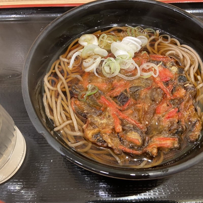 福神漬けと紅生姜の天ぷらそば(よもだそば 銀座店)