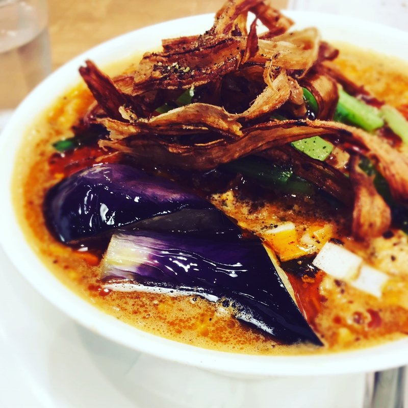 麻婆麺(箸とレンゲ)