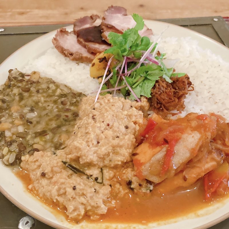 カレー3種（スパイスチャーシュートッピング）(かりす)