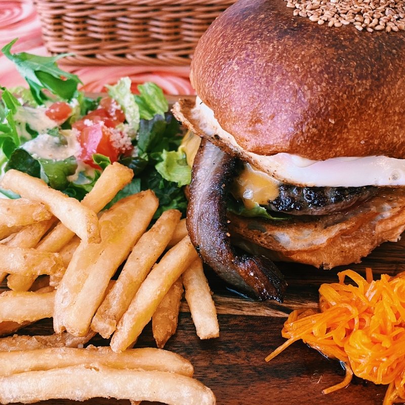 ベーコンエッグバーガー(友安製作所カフェ )