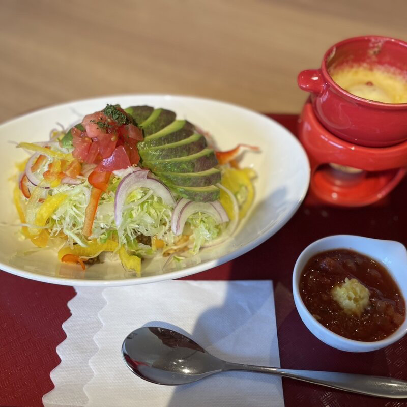 たっぷり野菜のラクレットタコライス(豊見城タコライス （トミシロタコライス）)