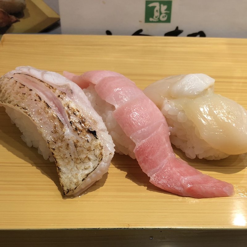 炙りのどぐろ・極上大トロ・活きホタテ(立喰 美登利 エチカ池袋店)