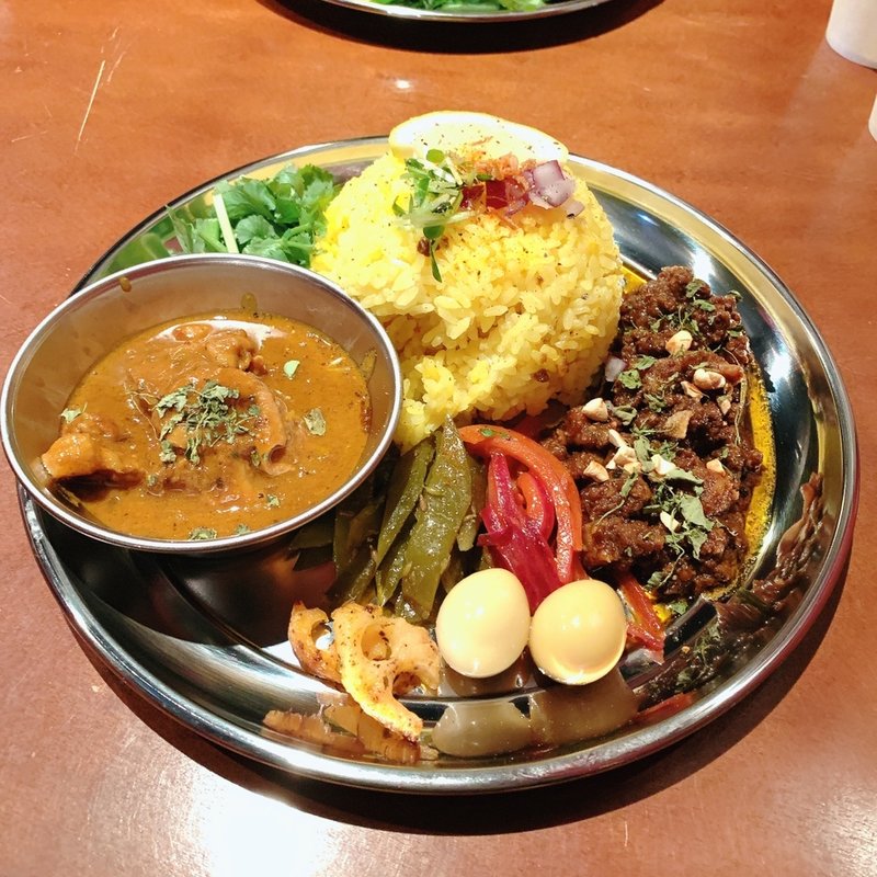 軟骨入りポークキーマとチキンカレーのあいがけプレート(ケサオカレー)