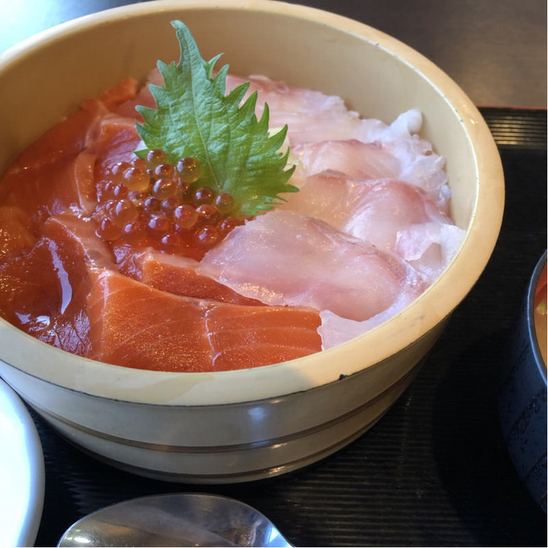 平目とサーモンの紅白丼(蔵三 )