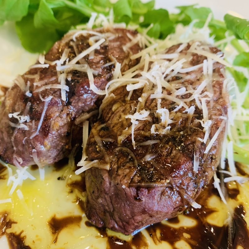 牛ミスジのロースト　バルサミコソース(オステリア)