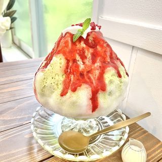苺＆ピスタチオミルクかき氷(月猫商會)