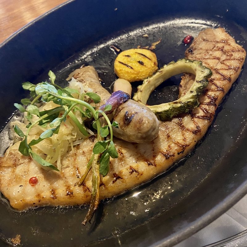 塩漬けアグー豚バラ肉のグリル　青パパイヤのサワークラウト(ハレクラニ沖縄　House Without A Key)