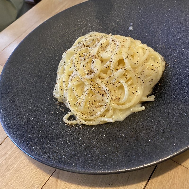 しあわせチーズ工房の羊のハードのカチョエペペ(セミーナ)