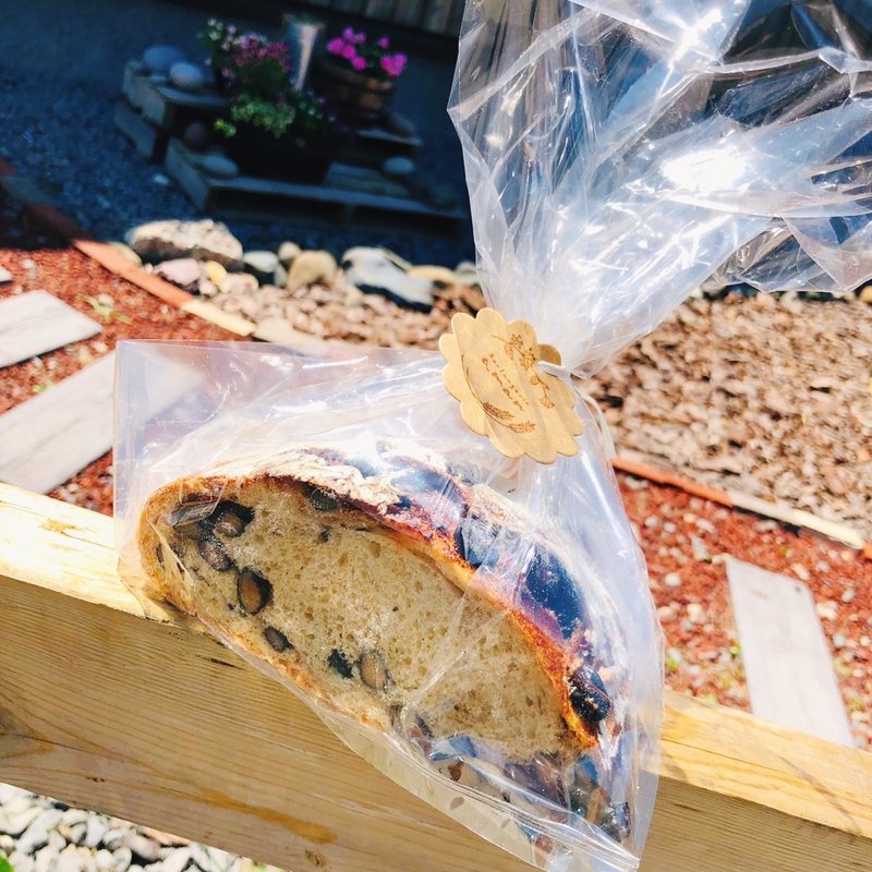 カンパーニュ　黒豆(boulangerie. aman)