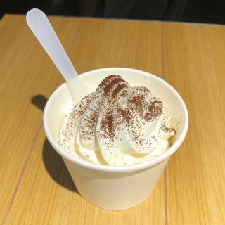 〜コーヒー香る〜牛乳ソフトクリーム(5 CROSSTIES COFFEE エキュートエディション横浜)