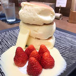 蜂蜜とバター  トッピング苺(紅鶴)