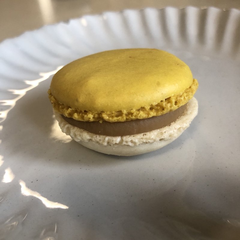 マカロン　パッションマンゴー(パティスリーカメリア 銀座)