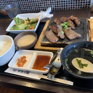 牛タン・サガリ定食(めんどくサガリ屋 下中野店)