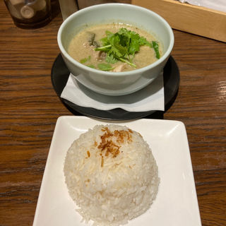 鶏もも肉のグリーンカレー(アジアンビストロ Dai 新百合ヶ丘店)