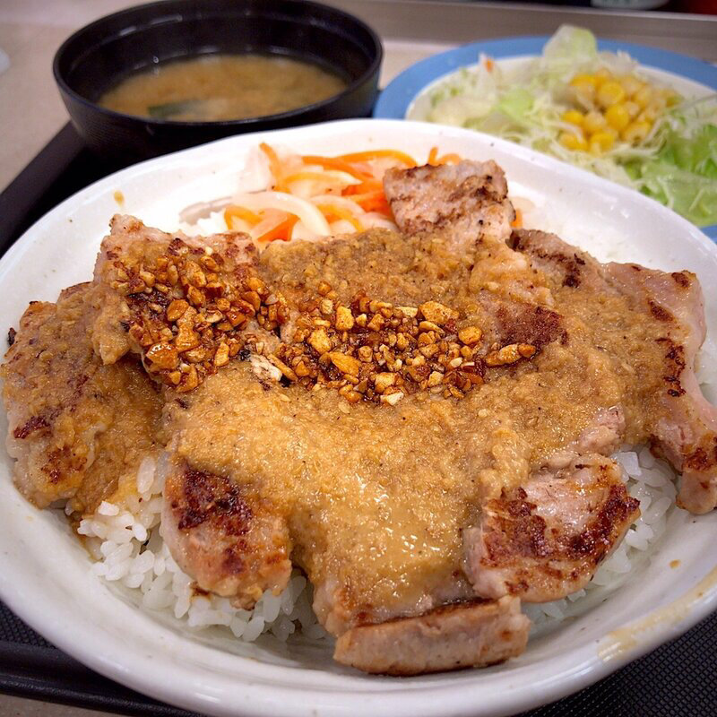 ポークステーキ丼(香味醤油) 野菜セット(松屋 喜多見店)
