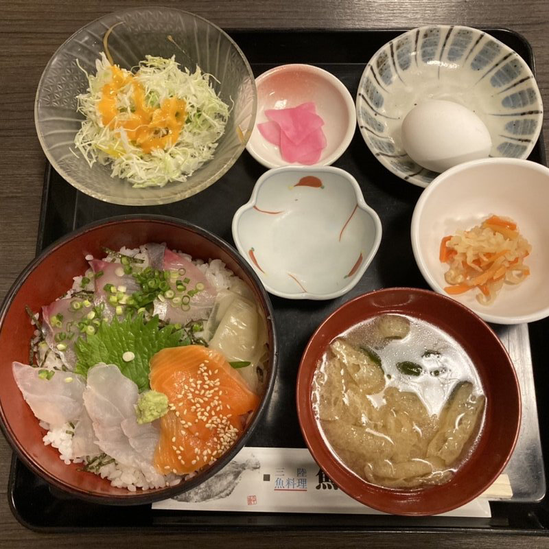 海鮮丼(魚たつ （うおたつ）)