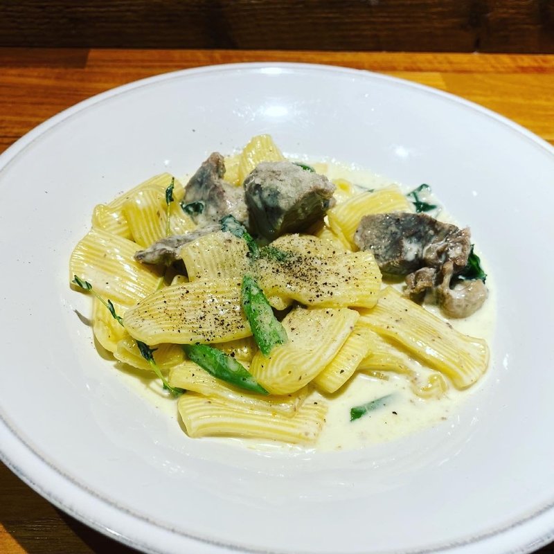 豚ホホ､コメカミ肉とつるむらさきの香草白ワインクリーム リガトニー(ニューマン横浜 ドラセブン)