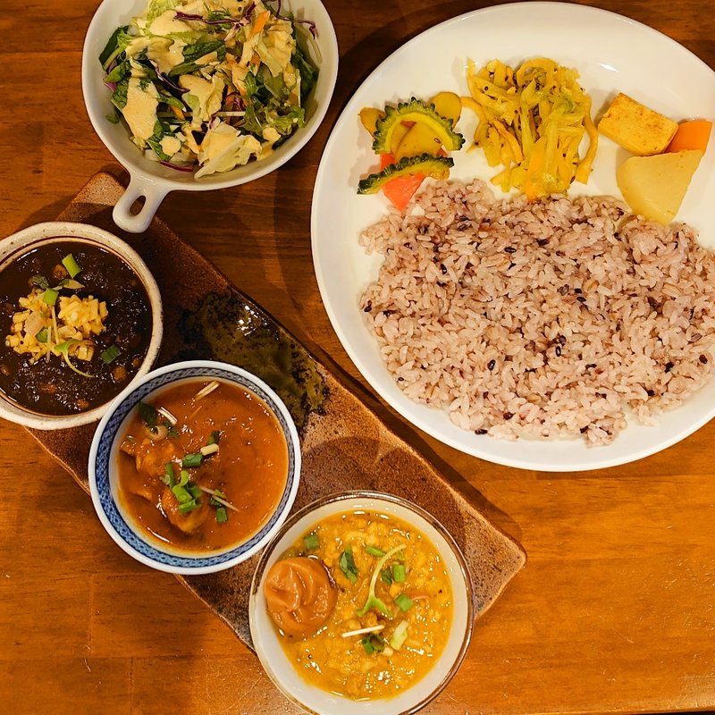 本日のカレー ( 3種盛り )(初台スパイス食堂 和魂印才たんどーる)