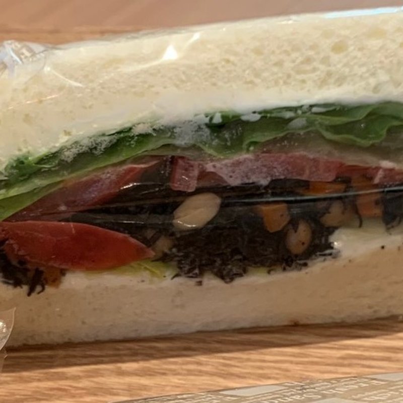 ひじきとトマトの和風サンド(食パンカフェ　手賀のモリーノ)