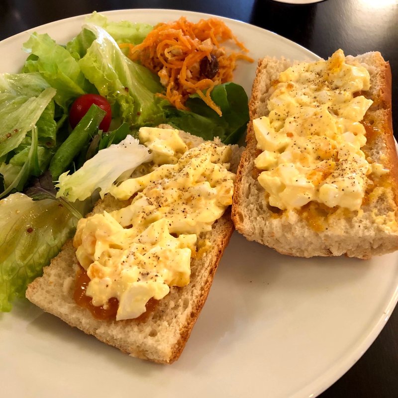 平飼い卵と自家製あんずジャムのたまごサンド(CAFE CUPOLA mejiro)