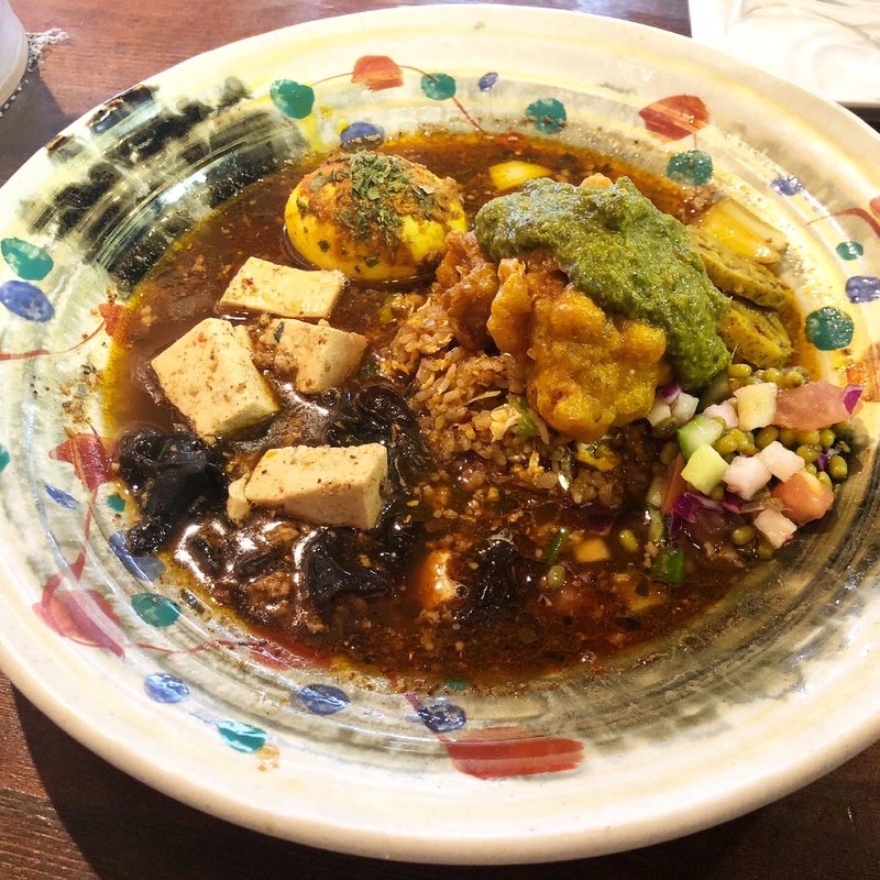 タンドリーチキン天ぷらほうれん草のサグがけスパイス炒飯と麻婆スープカレー（スパイス半熟卵付き）(あきらカレー)