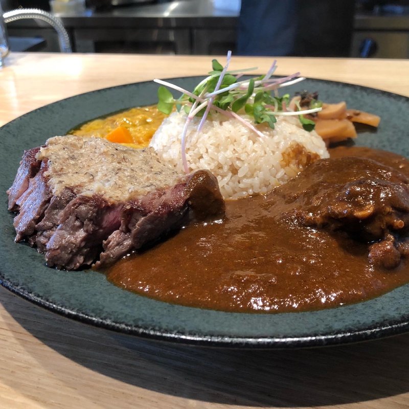 idematsu式欧風カレー（香味野菜のミネストラ、国産牛フィレ肉のロティ シャンピニョンデュクセル添え）(idematsu)